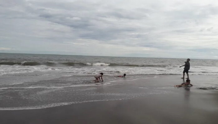 Destinasi Pantai di Pasbar Dipadati Wisatawan Sejak Hari Pertama Libur Lebaran