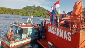 Evakuasi dua nelayan yang mengalami kapal mati mesin di tengah lautan Mentawai. (Foto: Dok. Basarnas)