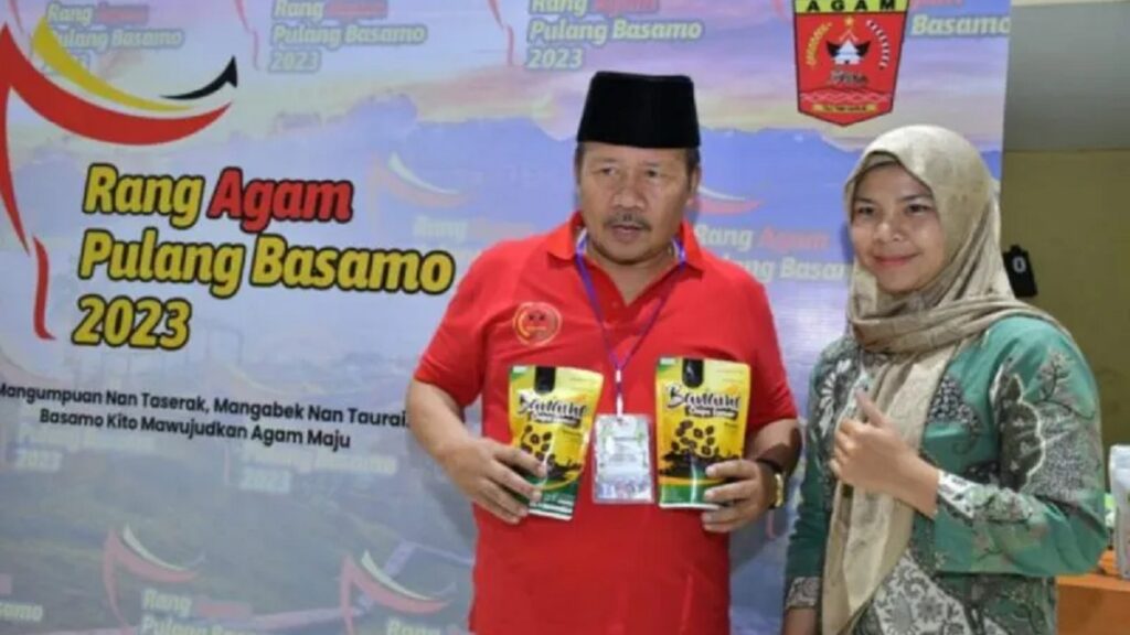 Bupati Agam Andri Warman sedang memegang produk UMKM. (Dok Humas Pemkab Agam)