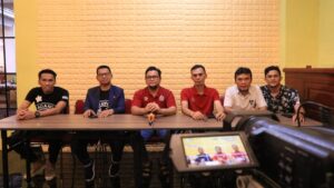 Dari kiri Rudi, Delfi Adri, Win Bernadino (CEO PT KSSP), Harry Leswara (Ketua Panpel Charity Game), Dian Rama Saputra, Gitra Yuda Furton saat jumpa pers, Selasa (18/4/2023) di Padang. (Dok. MO SPFC)