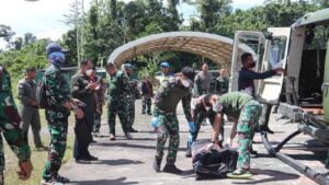 Evakuasi prajurit TNI yang gugur saat misi penyelamatan pilot Susi Air. (Dok. Arsip TNI)