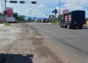 Cangkang Sawit Berserakan di Jalan Bypass Padang, Bahayakan Pengendara