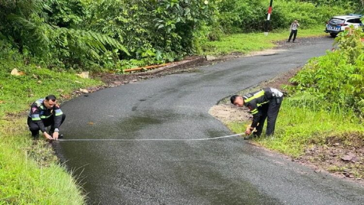 Satlantas Polresta Bukittinggi melakukan peninjauan lapangan di daerah Malalak yang akan dilalui kendaraan pada sistem satu arah untuk mengatasi kemacetan jalur Bukittinggi-Padang. ANTARA.