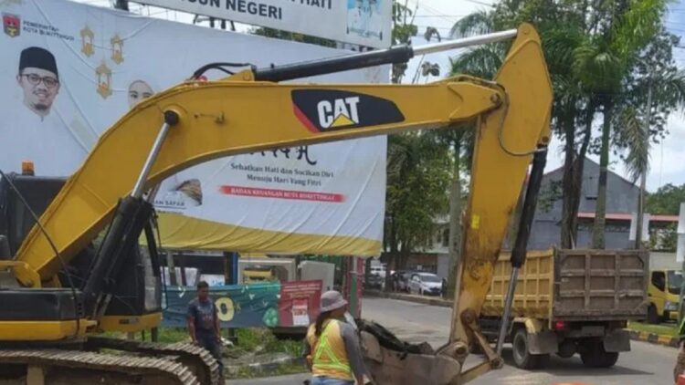 Pekerjaan perbaikan drainase di Kota Bukittinggi sebagai langkah antisipasi banjir (Antara/Al Fatah)