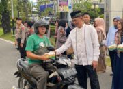 Ratusan Takjil Disebar Polisi dan Perhimpunan Hotel ke Pengendara di Padang