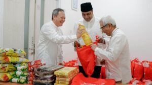 Paket lebaran dari pelanggan Indosat kepada marbot masjid se-Indonesia. (Foto: Dok. IOH)