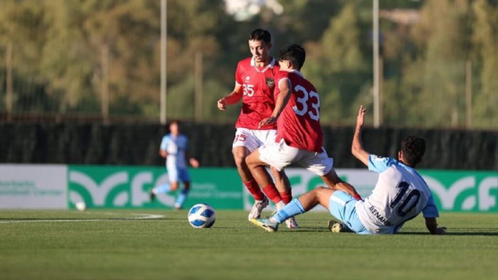 Ivar Jenner dalam perebutan bola saat pertandingan uji coba timnas U-20 Indonesia melawan Malaga U-19 di Marbella Football Center Malaga, Spanyol, Rabu (23/11/2022) lalu. (Dok. PSSI)