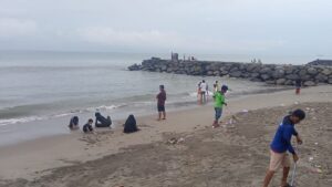 Wisatawan tetap berkunjung ke Pantai Padang pasca gempa mengguncang Sumbar pada Selasa (25/4/2023) dini hari. (Foto: Dok. Radarsumbar.com)