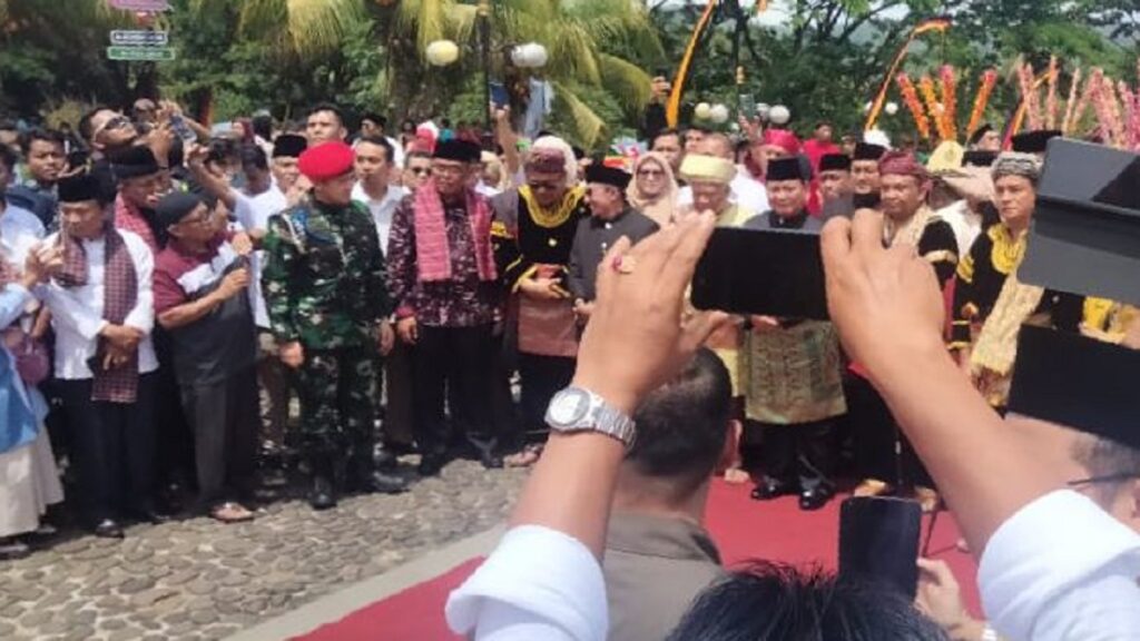 Prabowo Subianto hadiri batagak gala Wamenaker. (Dok. Radarsumbar.com)