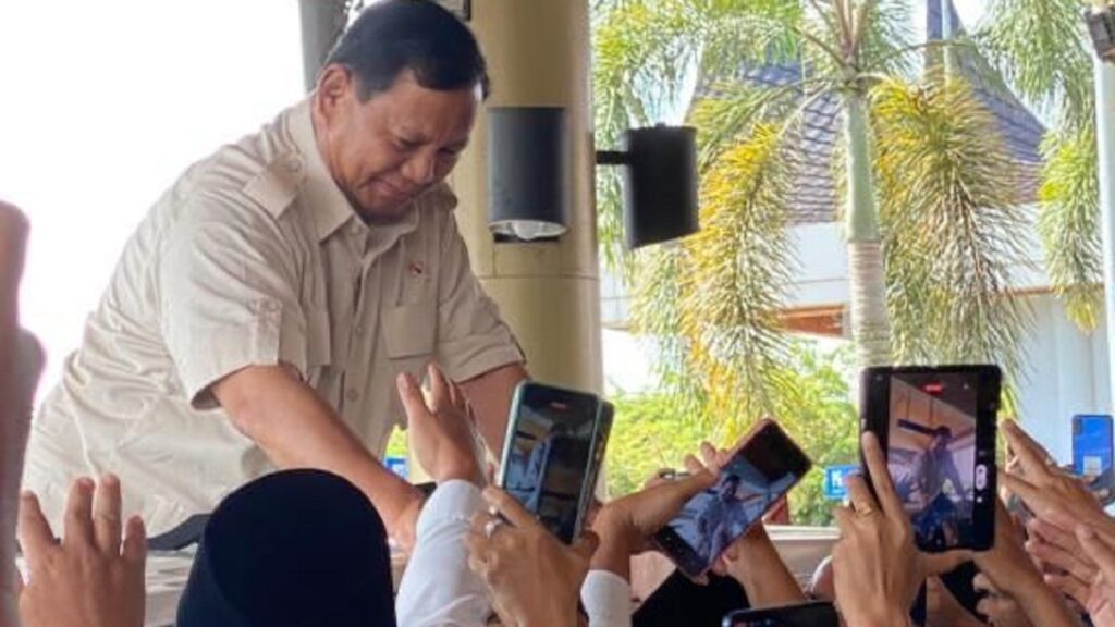 Ketua Umum (Ketum) Dewan Pimpinan Pusat (DPP) Partai Gerakan Indonesia Raya (Gerindra), Prabowo Subianto disambut ribuan massa saat berkunjung ke Sumatera Barat (Sumbar), Sabtu (28/4/2023) pagi. (Foto: Dok. Tim AR)