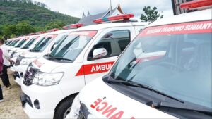 Prabowo Subianto serahkan ambulans untuk 20 rumah sakit di Sumbar. (Dok. Radarsumbar.com)