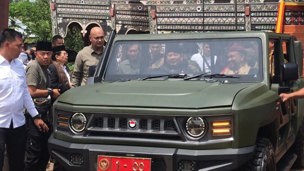 Menteri Pertahanan (Menhan), Prabowo Subianto mengendarai mobil bersama Wakil Menaker, Afriansyah Noor dengan menggunakan baju adat khas Minangkabau. (Foto: Dok. Tim AR)