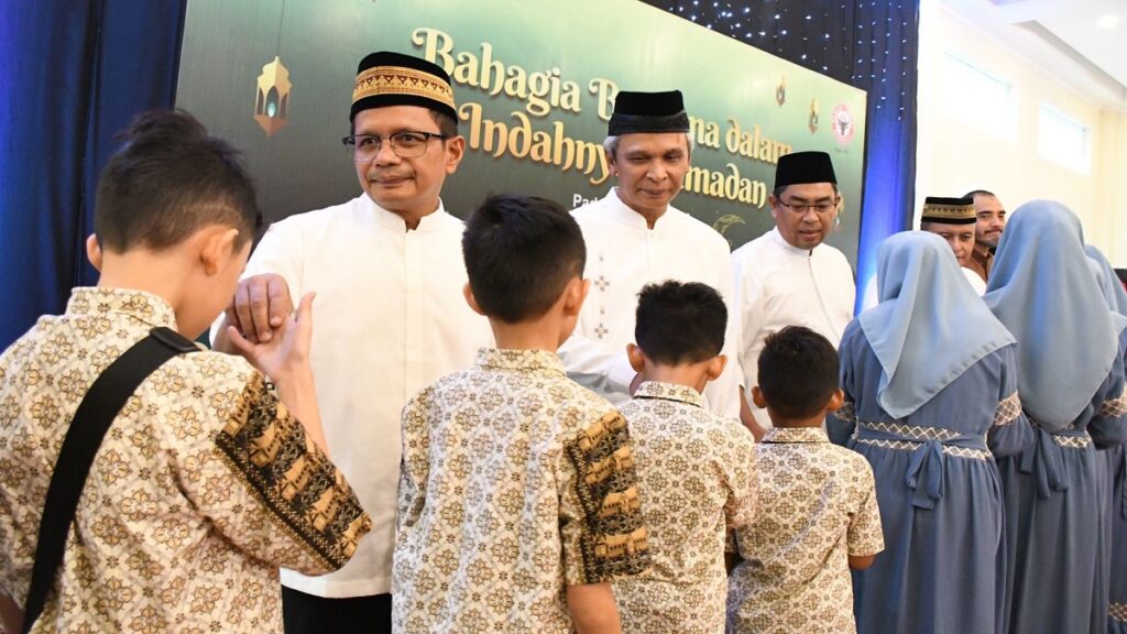 SIG dan Semen Padang berbagi dengan anak yatim. (Dok. Humas)