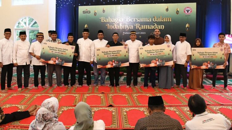 SIG dan Semen Padang berbagi dengan anak yatim. (Dok. Humas)