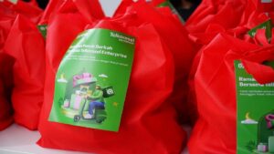 Telkomsel melalui Telkomsel Enterprise berkolaborasi dengan Gojek membagikan 250 paket sembako kepada pengemudi transportasi online Gojek terpilih sebagai bentuk apresiasi atas pembelian Paket Swadaya Telkomsel selama 3 bulan terakhir. (Dok. Telkomsel)