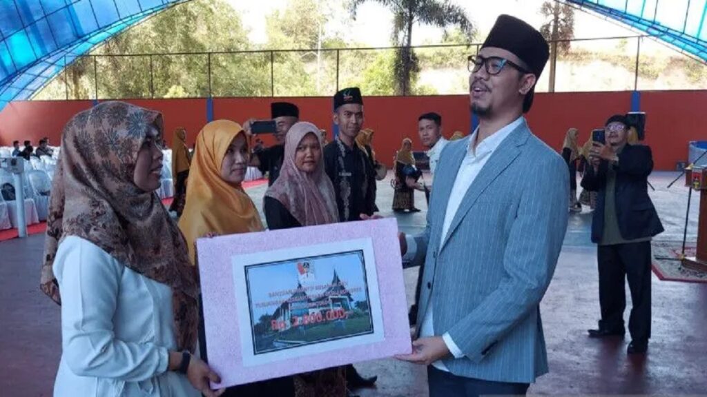 Penyerahan insentif dan THR secara simbolis oleh Wali Kota Bukittinggi, Erman Safar kepada ratusan guru non PNS di Bukittinggi (Dok. Antara)