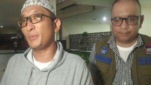 Wali Kota Padang, Hendri Septa diwawancarai wartawan usai meninjau sejumlah titik pasca gempa bumi yang terjadi pada Selasa (25/4/2023) dini hari. (Foto: Dok. Muhammad Aidil)