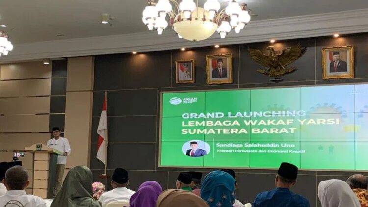 Menteri Pariwisata dan Ekonomi Kreatif, Sandiaga Uno saat Launching Yayasan Wakaf Yarsi Sumbar (ANTARA/Mario SN)