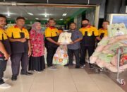 Andre Rosiade Bagikan Ratusan Paket Sembako untuk Porter Bandara Internasional Minangkabau