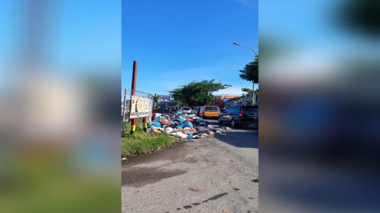 Kondisi sampah berserakan di Simpang Damri, Tabing pada Jumat (21/4/2023) siang sebelum dibersihkan. (Foto: Dok. Pribadi)