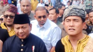 Ketua Umum PBB, Yusril Ihza Mahendra mendampingi Menteri Pertahanan (Menhan), Prabowo Subianto saat berkunjung ke Istano Basa Pagaruyung. (Foto: Dok. Muhammad Aidil)