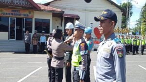 Penyematan pita pada perwakilan instansi yang terlibat dalam pengamanan Operasi Ketupat Singgalang 2023. (Dok. Radarsumbar - Ikhwan Salim)