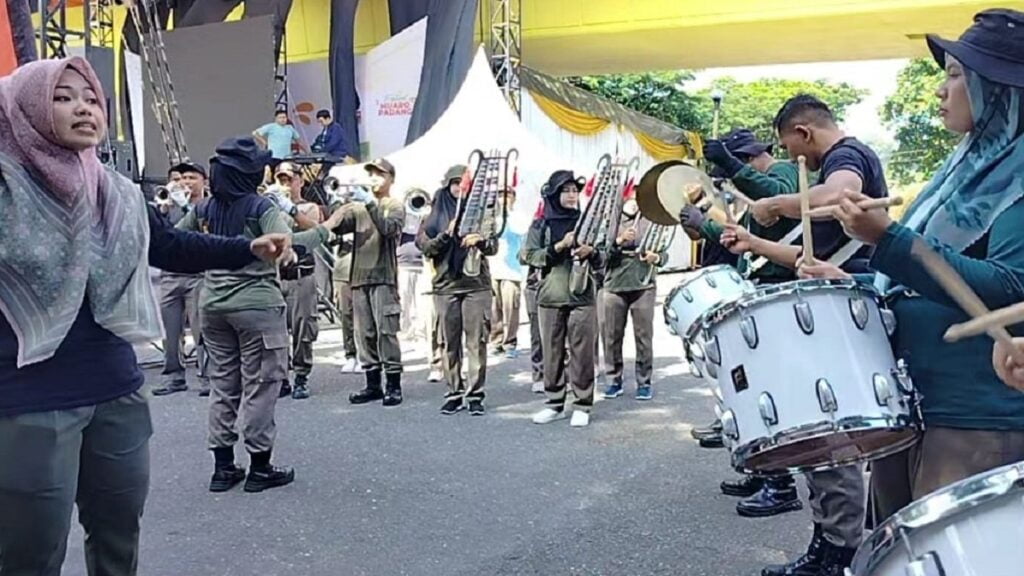 Korps Musik atau Drum Band Gita Pamong Praja Satpol PP Padang tampil pada helatan Festival Muaro Padang, Senin (27/4/2023) sore. (Foto: Dok. Radarsumbar.com)