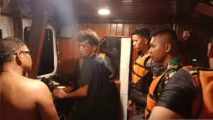 Tim gabungan mengevakuasi empat WNA dan dua WNI di perairan Kabupaten Kepulauan Mentawai, Selasa dini hari (25/4/2023). (Dok. SAR Mentawai)