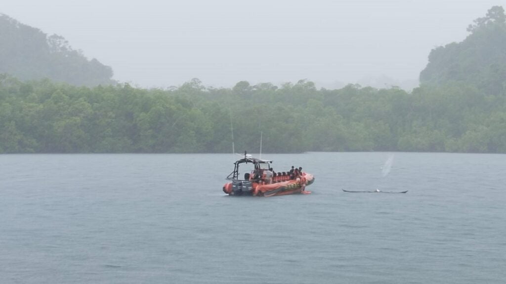 Evakuasi dua masyarakat yang mengapung di perairan Kepulauan Mentawai usai perahu yang ditumpanginya terbalik akibat hujan badai. (Foto: Dok. Basarnas)