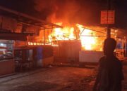 60 Petugas Damkar Padang Dikerahkan Demi Jinakkan Api di Warung Nasi Goreng Ini