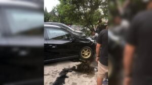 Diduga menghindari polisi, dua mobil terlibat kecelakaan di Pasar Raya Padang. (Dok. Istimewa)