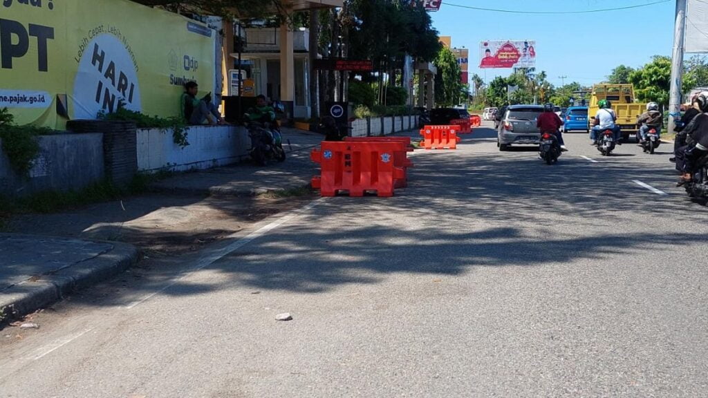 Kondisi di depan Hotel Basko yang sepi dari kendaraan parkir. (Dok. Radarsumbar.com)