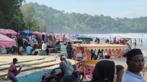 Situasi kunjungan wisatawan ke Pantai Air Manis. (Foto: Dok. Radarsumbar.com)