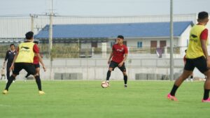 Marselino Ferdinan dan pemain Timnas U-22 lainnya sedang menggelar latihan serta adaptasi di Kamboja. (Dok. PSSI)