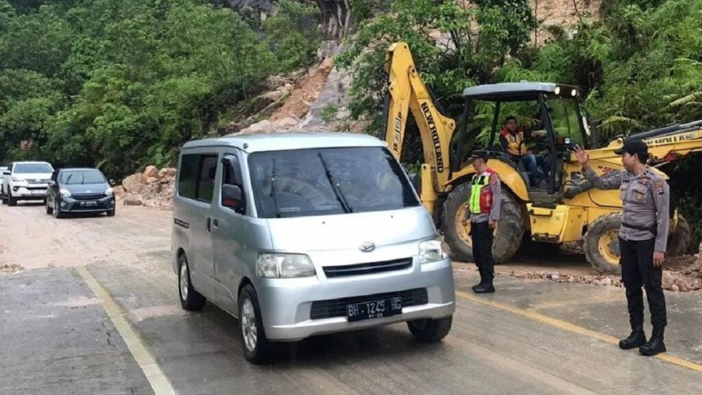 Longsor di Jalur Lintas Sijunjung kini sudah bisa dilalui kendaraan. (Dok. Istimewa)