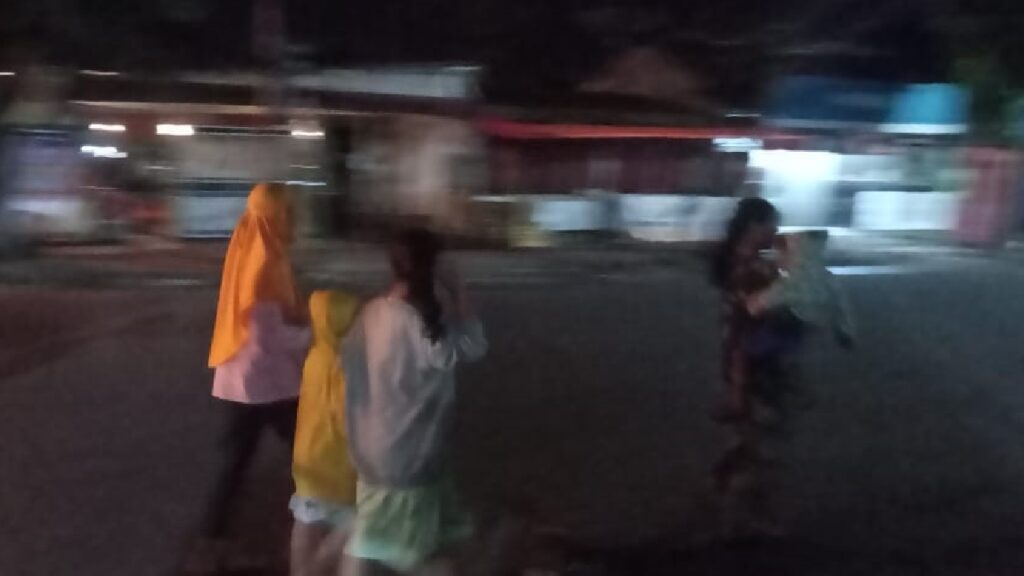 Masyarakat di Padang evakuasi dengan berjalan kaki. (Dok. Radarsumbar.com)