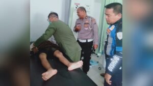 Seorang pelajar yang terseret arus di Pantai Cimpago, Purus, Kecamatan Padang Barat, Kota Padang, Sumatera Barat (Sumbar) dievakuasi ke rumah sakit. (Foto: Dok. Pusdalops PB)