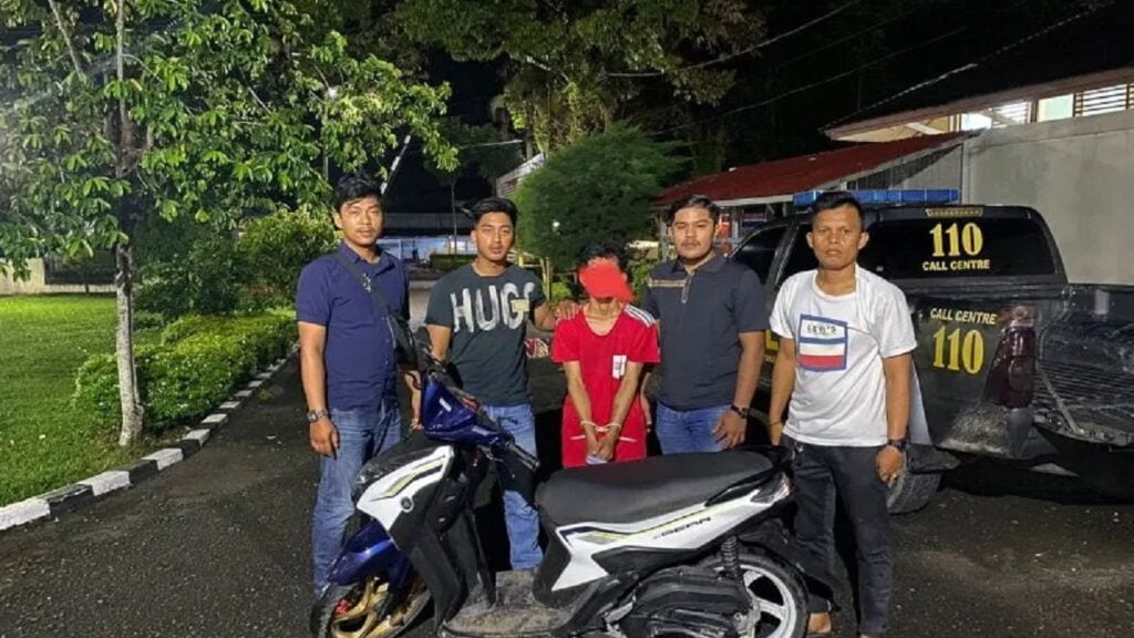 Tim Tenggiri Polsek Tanjungmutiara bersama dengan pelaku pencurian sepeda motor. (Dok Humas Polres Agam)