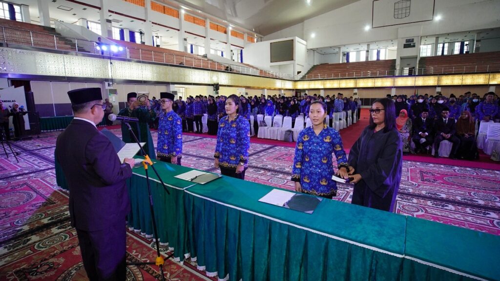 Pelantikan ratusan ASN dan pelepasan pejabat purnabakti di Unand. (Foto: Dok. Unand)