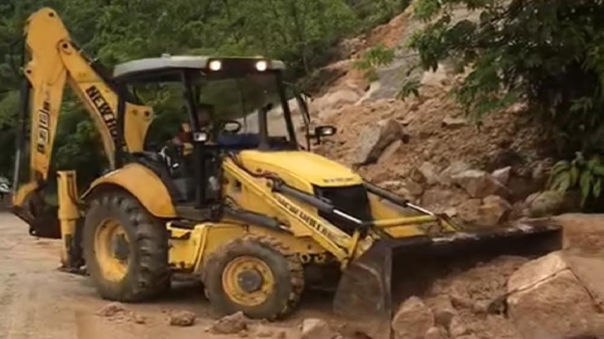 Pembersihan material longsor di Sijunjung. (Dok. Istimewa)