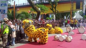 Aksi barongsai di Festival Muaro Padang. (Foto: Dok. Muhammad Aidil)