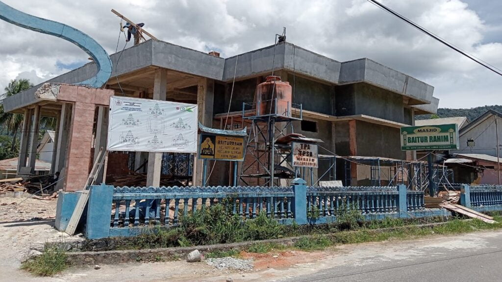 Pemugaran Masjid oleh SIG dan Semen Padang di Lubuk Kilangan. (Dok. Istimewa)