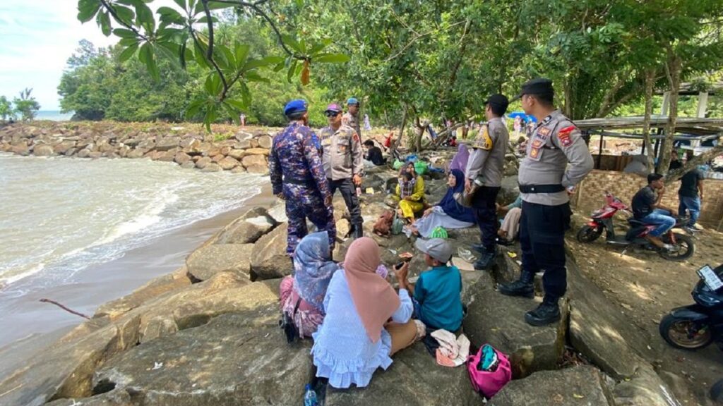 Anggota Polres Pasaman Barat memberikan pengamanan dan pelayanan kepada pengunjung di objek wisata yang ada di daerah itu selama libur Lebaran 2023. (Dok. Polres Pasbar)