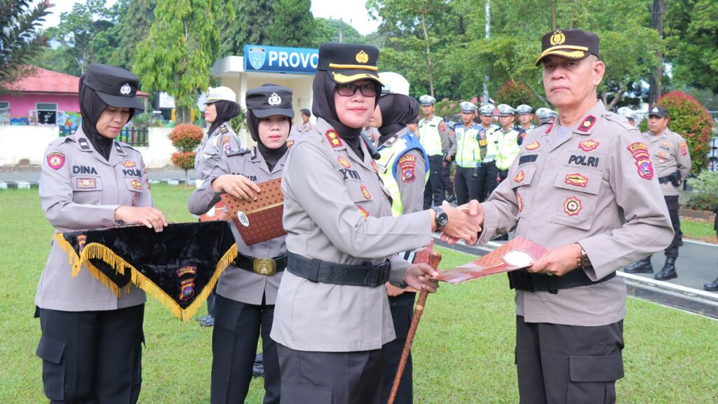 Kapolres Payakumbuh, AKBP Wahyuni Sri Lestari (kiri) memberi penghargaan kepada Wakapolres Kompol Russirwan. (Foto: Dok. Polres Payakumbuh)