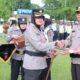 Kapolres Payakumbuh, AKBP Wahyuni Sri Lestari (kiri) memberi penghargaan kepada Wakapolres Kompol Russirwan. (Foto: Dok. Polres Payakumbuh)