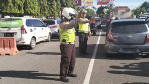 Personel Satlantas Polresta Padang mengatur lalu lintas di depan Basko Grand Mall. (Dok. Radarsumbar.com)