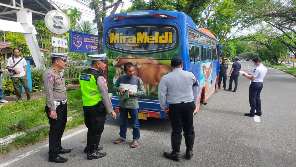 Polisi dan Dishub di Padang uji layak kendaraan jelang Lebaran. (Dok. Radarsumbar.com)