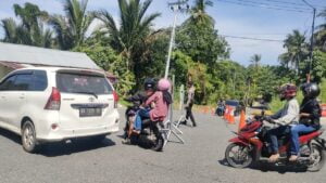 Rekayasa lalu lintas yang dilakukan Dishub Padang di Pantai Air Manis. (Dok. Istimewa)