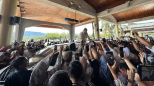 Ribuan orang menyambut Menhan sekaligus Ketum Partai Gerindra Prabowo Subianto berkunjung ke Sumbar. (Foto: Dok. Radarsumbar.com)