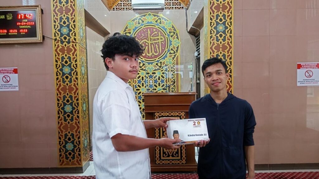 Penyerahan kain sarung oleh Anggota DPR RI dan Ketua DPD Partai Gerindra Sumbar, Andre Rosiade kepada pengurus masjid dan musala se-Sumbar. (Foto: Dok. Tim AR)